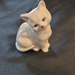 Royal Doulton Persian Or Shorthaired White Ceramic Cat Figurine